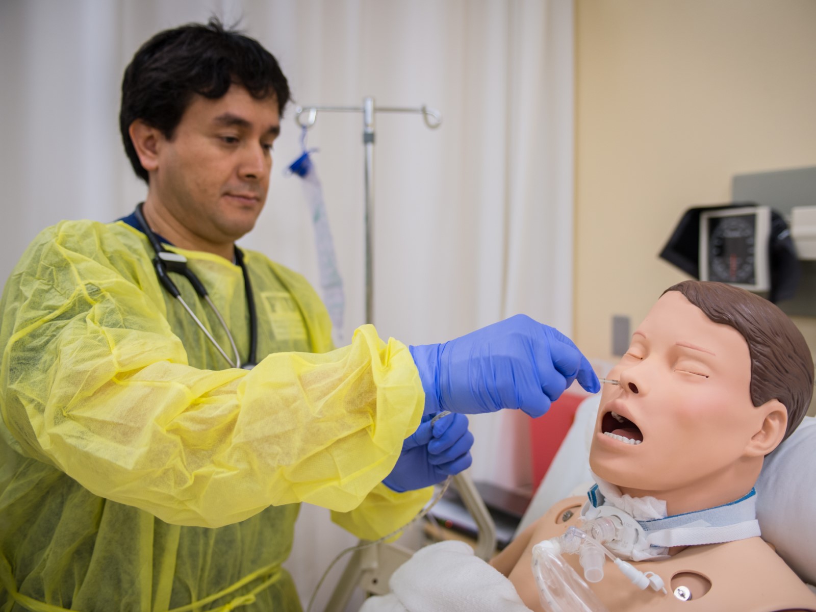 Image of FIU Nursing student in Dasburg Skills Lab